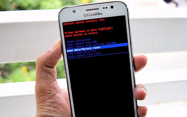 Jika logo Samsung sudah muncul, lepaskan tombol power tapi tetap tekan tombol volume sehingga HP akan masuk ke Recovery Mode.